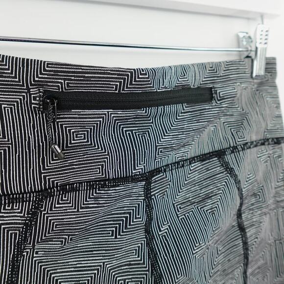 Lululemon Crop Leggings 6 Black Geo Doodle Print Athleisure - Picture 11 of 16